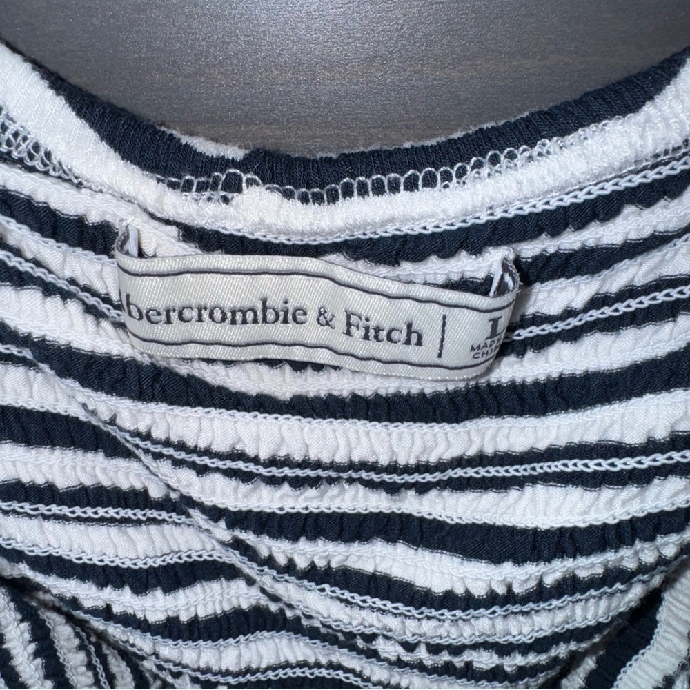 ⭐️ 95. 💗Abercrombie & Finch
Navy and white striped crop top
Size large - Picture 3 of 3